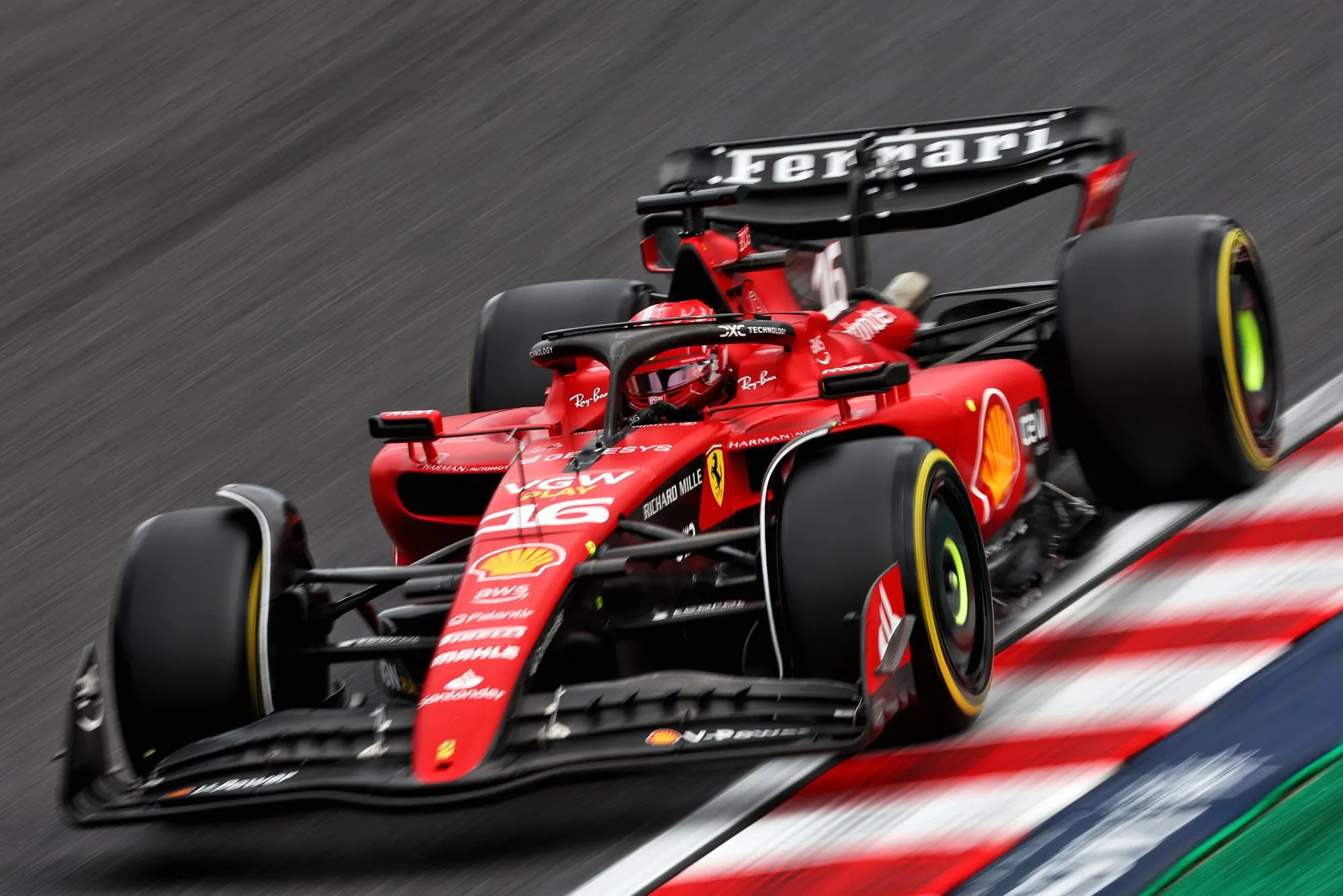 Phong độ của đội đua Ferrari đang cải thiện